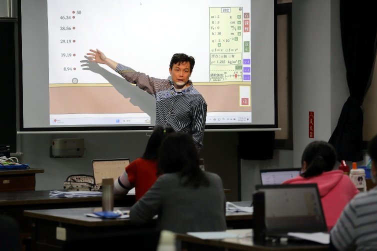 陳傳仁教授於課堂示範數位模擬實驗教學
